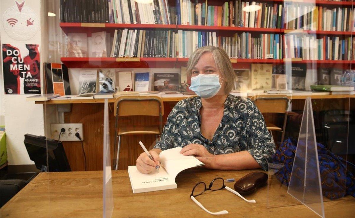 La novelista Stefanie Kremser firma libros en Documenta.