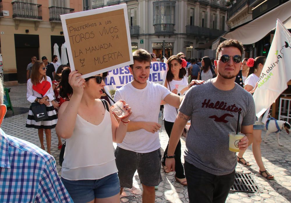 Centenares de personas se unen en Málaga contra la tauromaquia