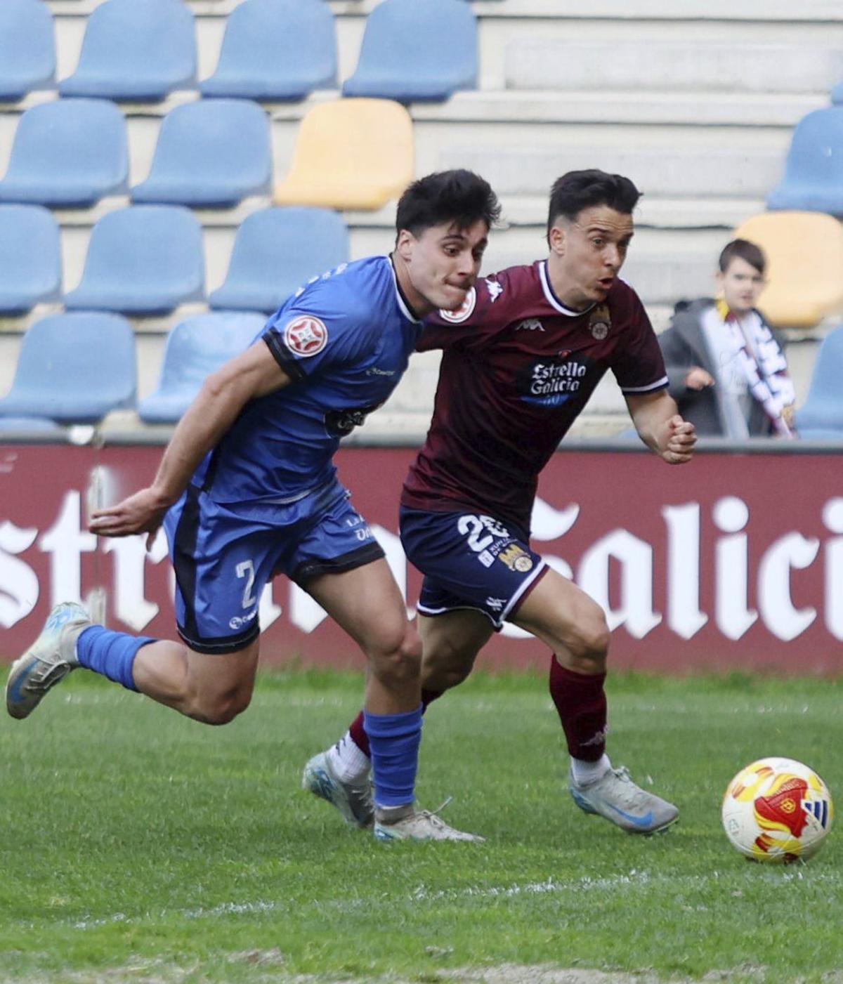 Alberto Gil, frente al Ourense CF. | GUSTAVO SANTOS