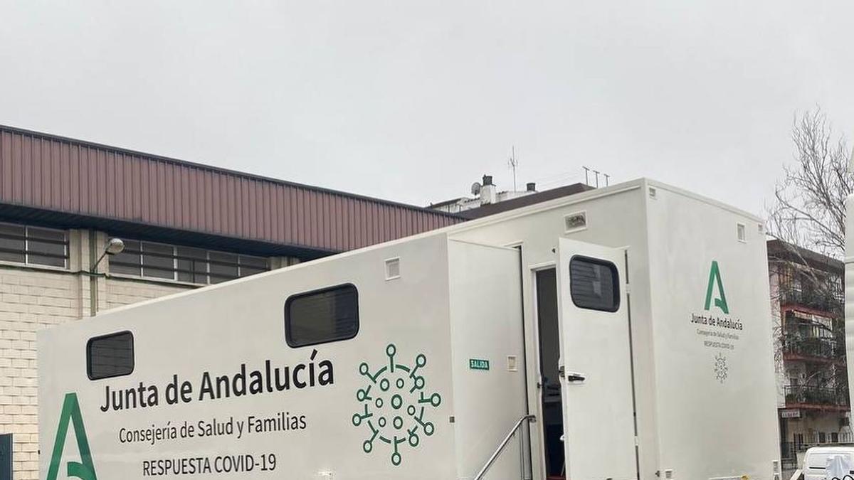 Archivo - La Unidad Móvil de la Consejería de Salud y Familias de la Junta de Andalucía que se desplaza por la provincia de Córdoba, en una imagen de archivo.