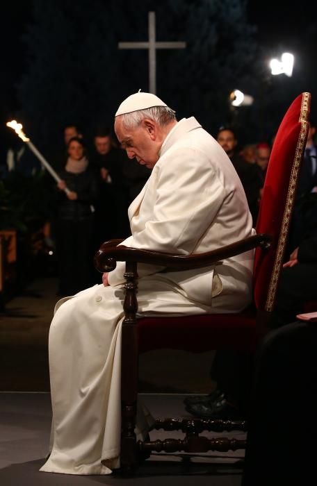 El Papa preside el Via Crucis en el Coliseo romano.