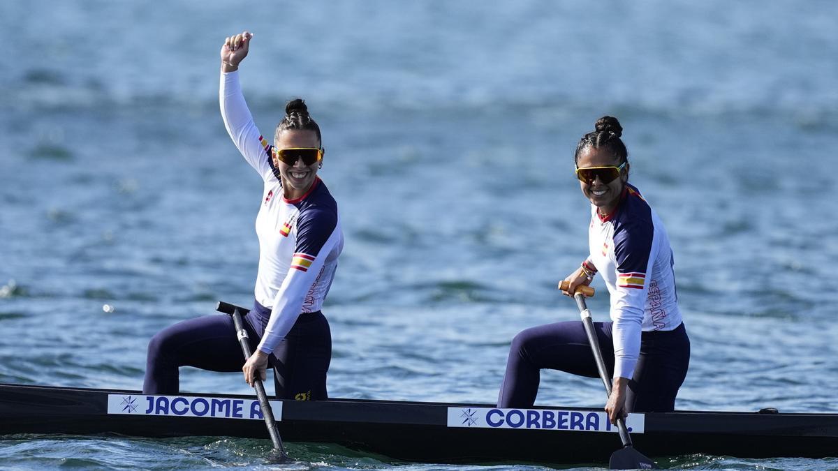 Las palistas españolas Antía Jácome y María Corbera celebran su clasificación para la final del C2 500 metros en los Juegos Olímpicos de Paris 2024.