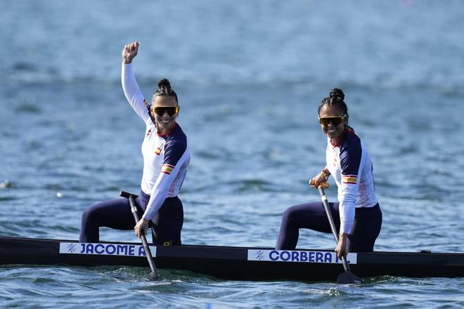 Las palistas españolas Antía Jácome y María Corbera celebran su clasificación para la final del C2 500 metros en los Juegos Olímpicos de Paris 2024.