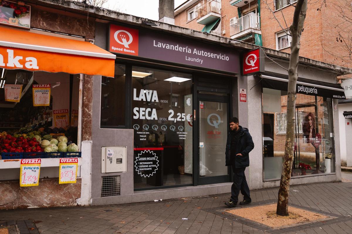 Las lavanderías autoservicio de Madrid hacen su "agosto" por las lluvias interminables