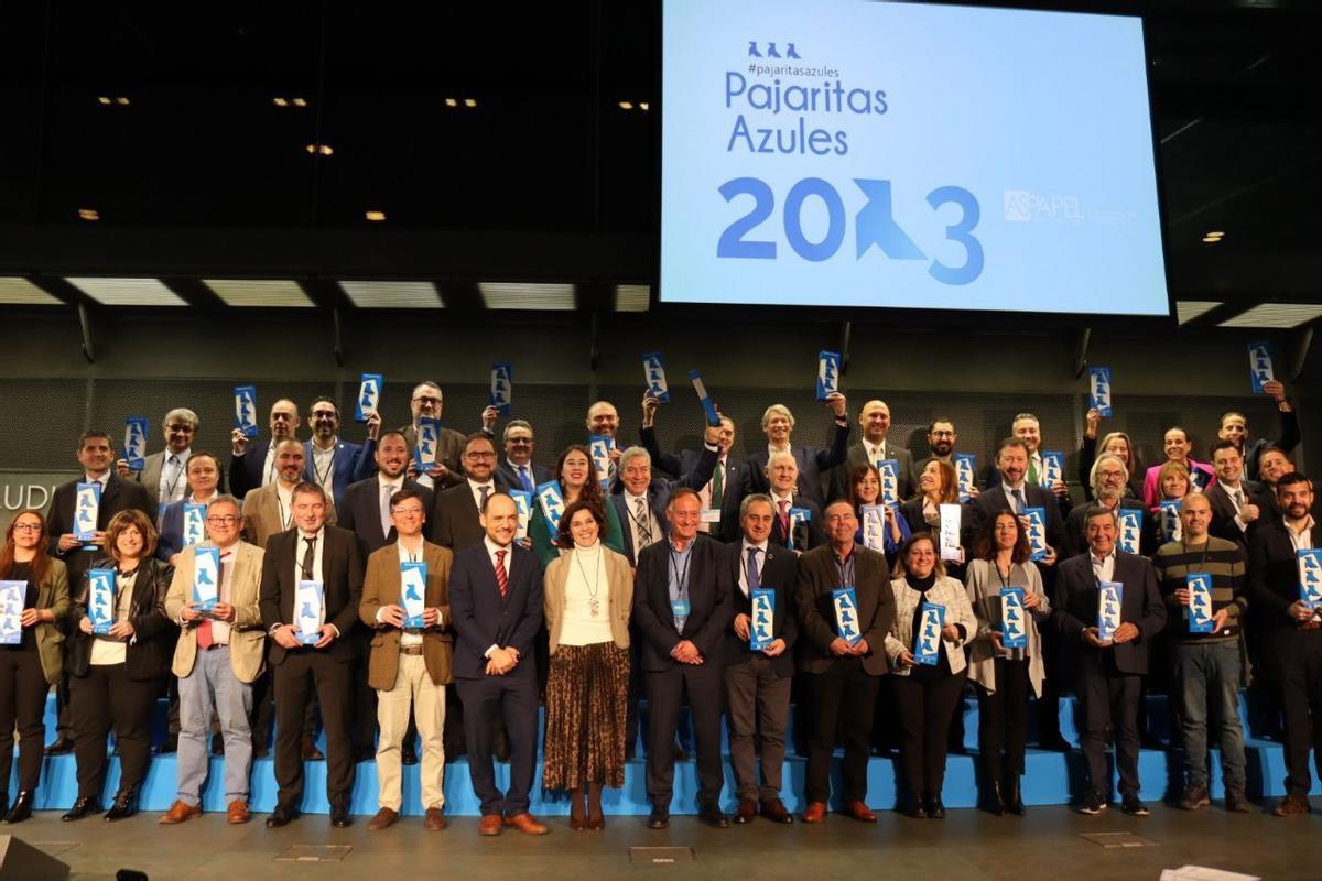 Los 46 premiados con las ‘Pajaritas azules’ que recibían en un acto que se celebraba en Madrid.