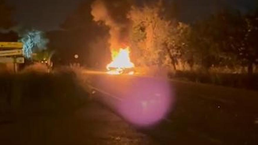 Vídeo: Arde un coche en la carretera de Santa Eulària