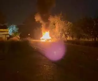 Vídeo: Arde un coche en la carretera de Santa Eulària