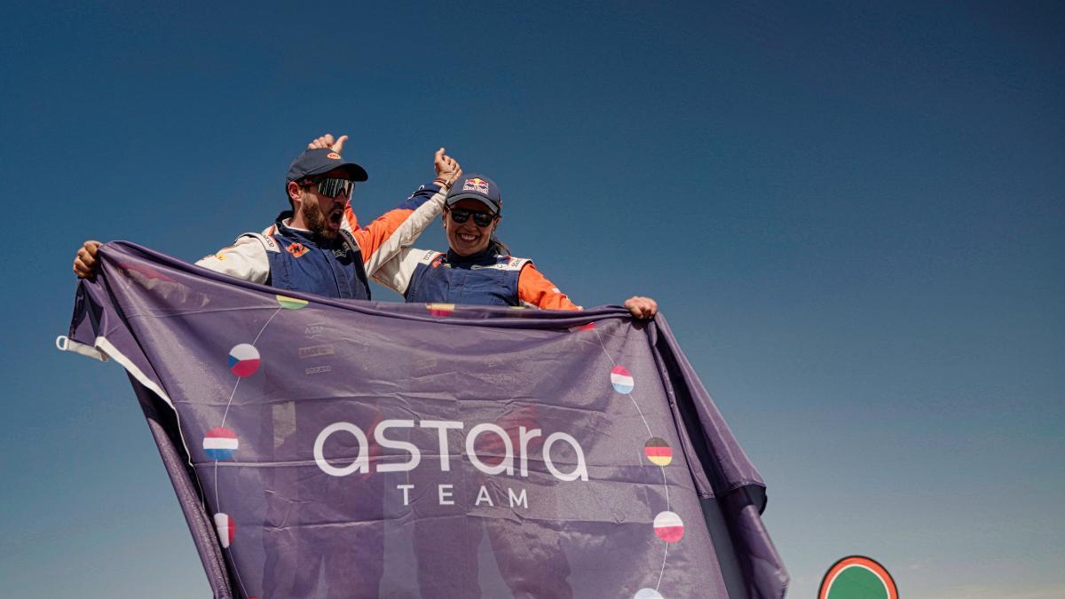 Laia Sanz y Maurizio Gerini celebran la llegada a Yanbú, con un espectacular balance en el Dakar 2024