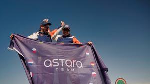 Laia Sanz y Maurizio Gerini celebran la llegada a Yanbú, con un espectacular balance en el Dakar 2024