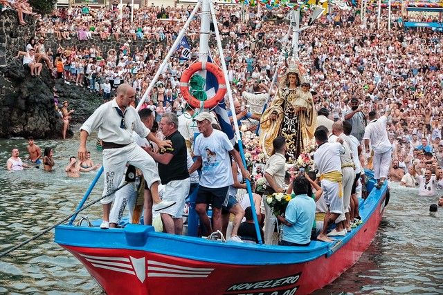 Embarcación de la Virgen del Carmen en Puerto de la Cruz, julio de 2022