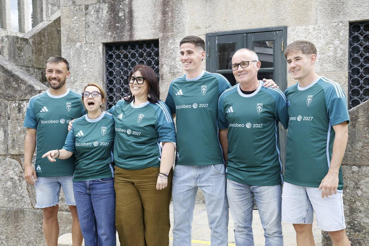 Así es la nueva segunda camiseta del Compostela Así es la nueva segunda camiseta del Compostela