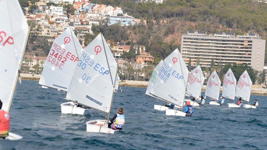 Más de 50 embarcaciones se dieron cita en el provincial de Optimist en Málaga