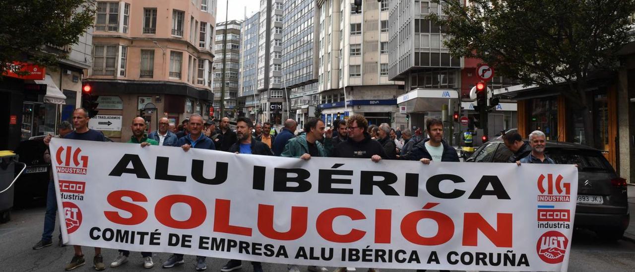 Extrabajadores de Alu Ibérica, ayer durante su protesta en Juan Flórez. |   // VÍCTOR ECHAVE