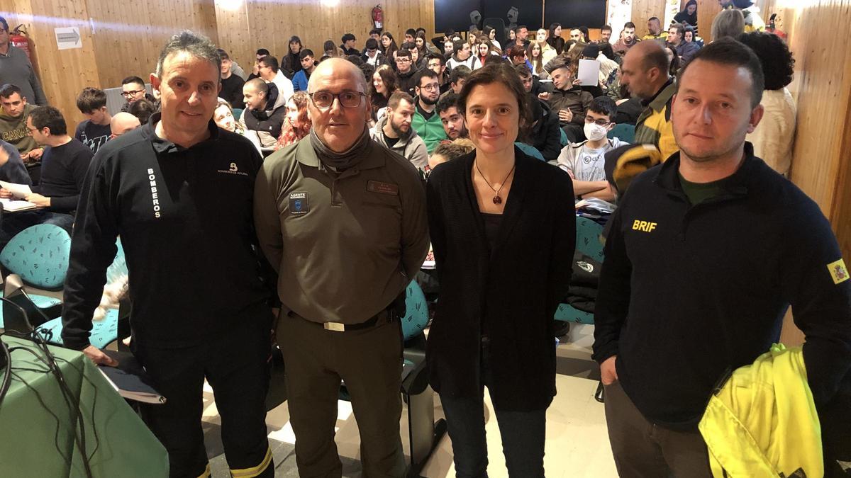 Por la izquierda, Benjamín García, Santiago Díaz, Cristina Santín y Roberto Pérez, ante el público asistente a la charla debate.