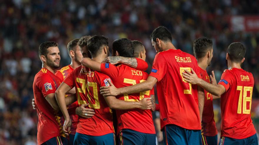 Los jugadores de la selección española celebran un gol.