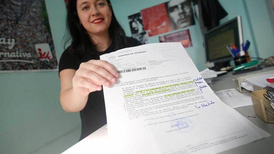 Sara Paz Suárez muestra el informe firmado por Rafael Alonso.