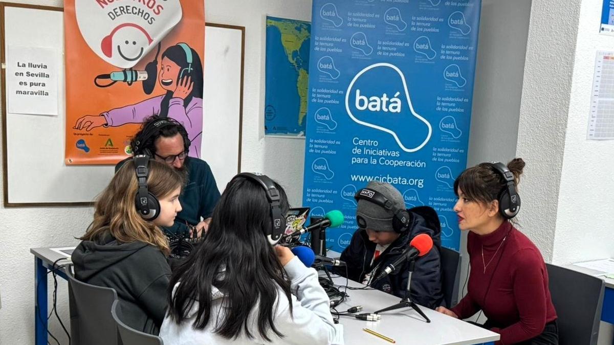La ministra de Juventud e Infancia, Sira Rego, participó en una actividad de ‘Radiando nuestros derechos’.