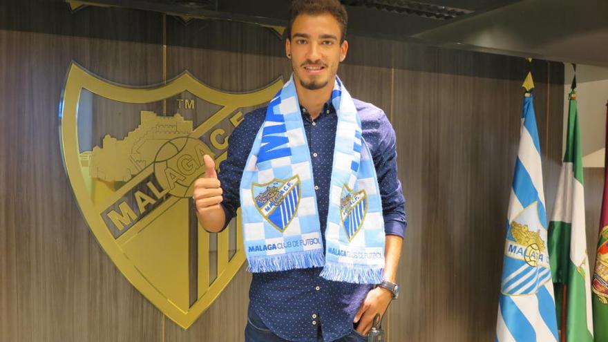 Mikel Villanueva, tras firmar su nuevo contrato.