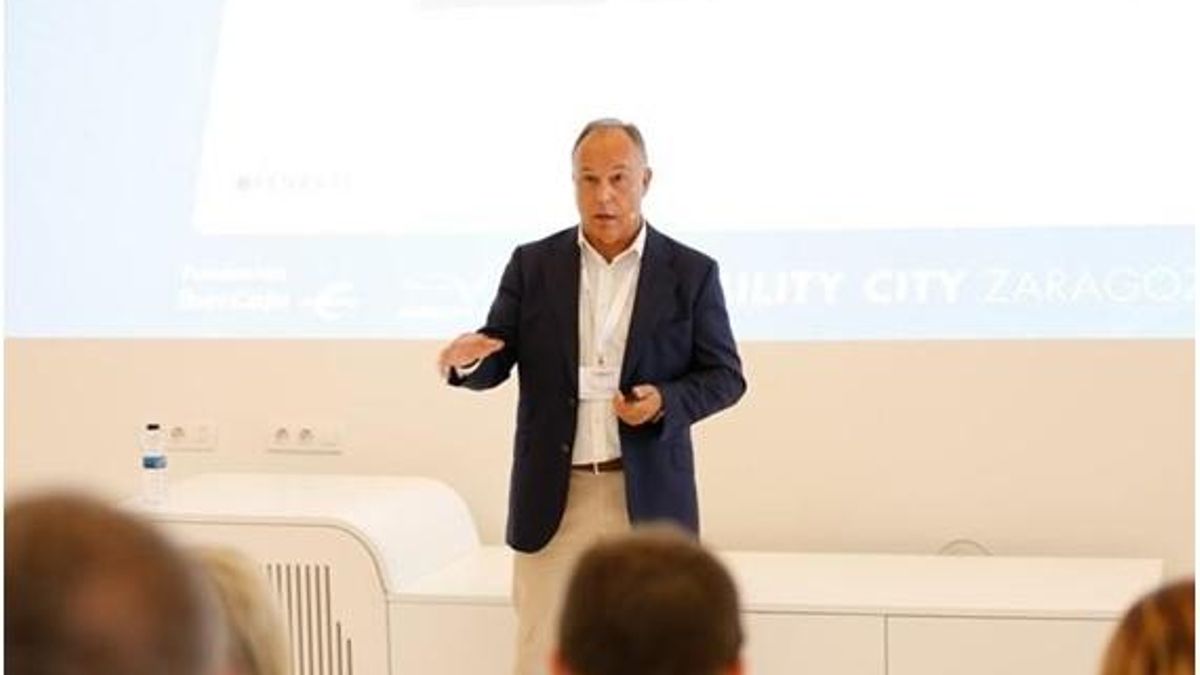 Juan Luis Barahona, presidente ejecutivo de FENEVAL, durante la convención en espacio Mobility City de la Fundación Ibercaja