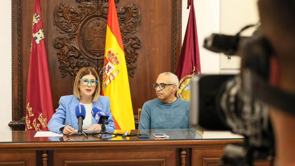 Rosa Medina y Andrés Terrones daban cuenta de la renovación de los convenios.