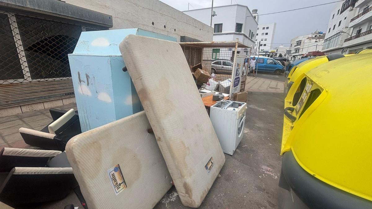 Las cámaras de seguridad pillan a 16 autores de vertidos de enseres en Arrecife en una semana