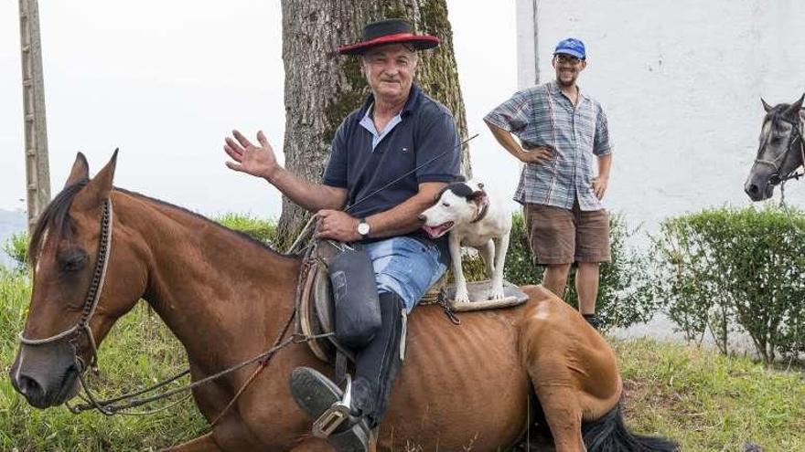 Jinete y caballo descansan durante el recorrido de la ruta.