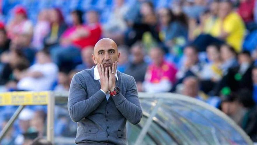 Abelardo se lamenta tras una ocasión fallada.