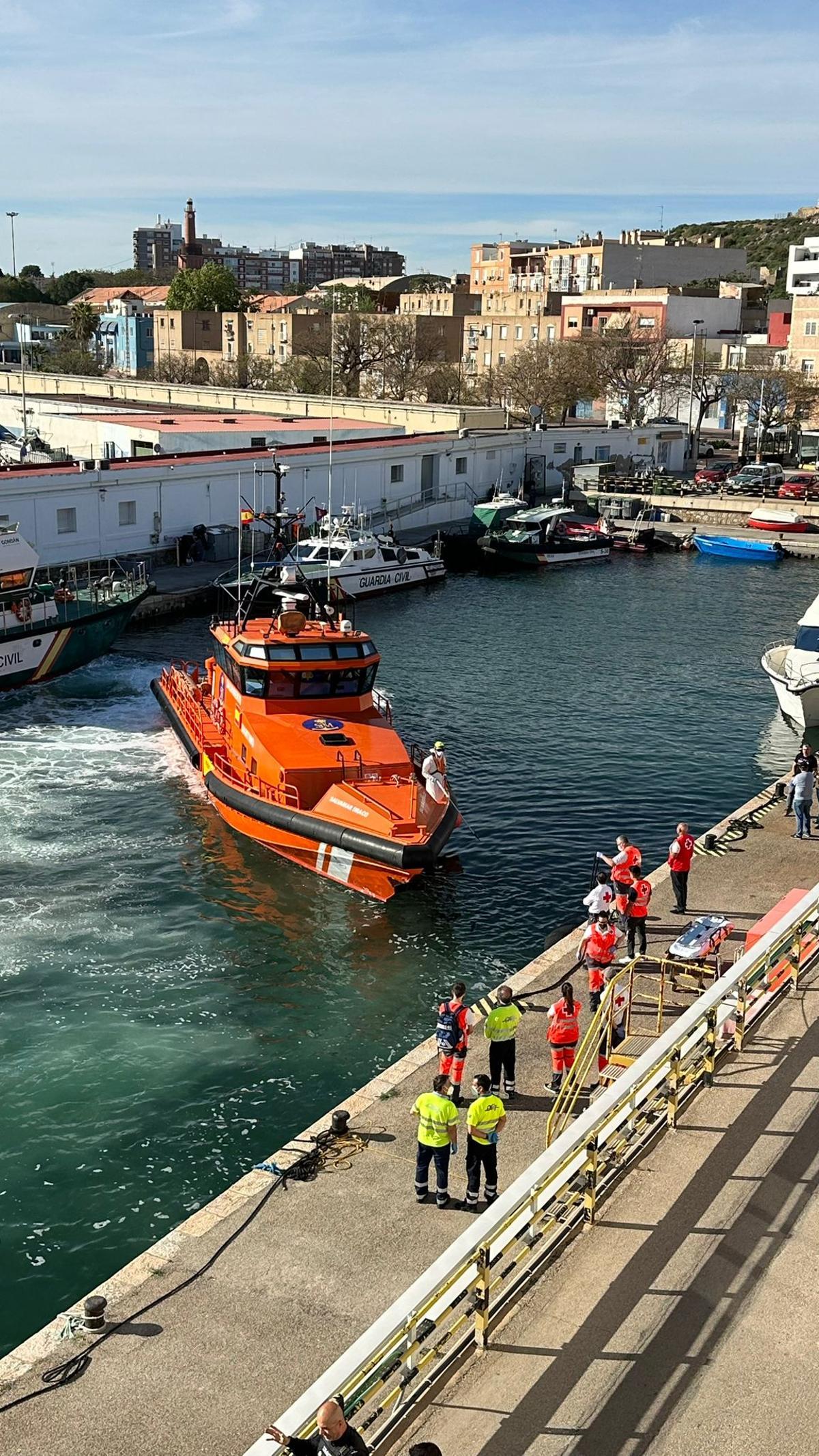 Llegada al puerto de Cartagena de la embarcación que rescató a los supervivientes de la patera.