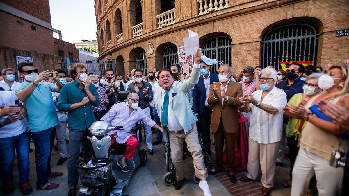 El Soro, al final de su intervención en la protesta de ayer.