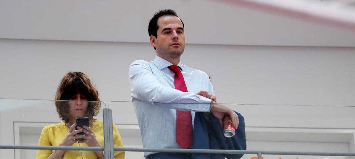 Ignacio Aguado sigue la rueda de prensa de Villegas.