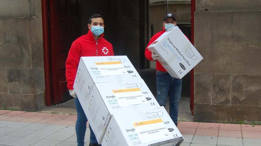 Personal de Cruz Roja recogió el lote de mascarillas en la Subdelegación. | // BRAIS LORENZO