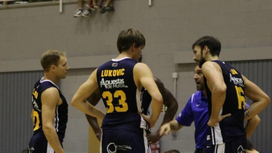 Ibón Navarro charla con un grupo de jugadores.