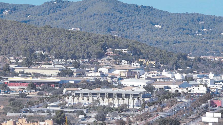 En primer término, el Recinto Ferial. Al fondo, el polígono industrial de Can Bufí. | VICENT MARÍ