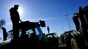 Los agricultores cortan vías y bloquean las entradas de Mercabarna y puerto de Tarragona.