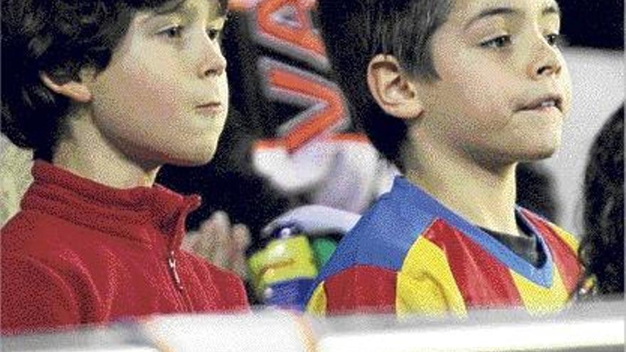 Dos niños ya mayorcitos, anoche en las gradas de Mestalla.