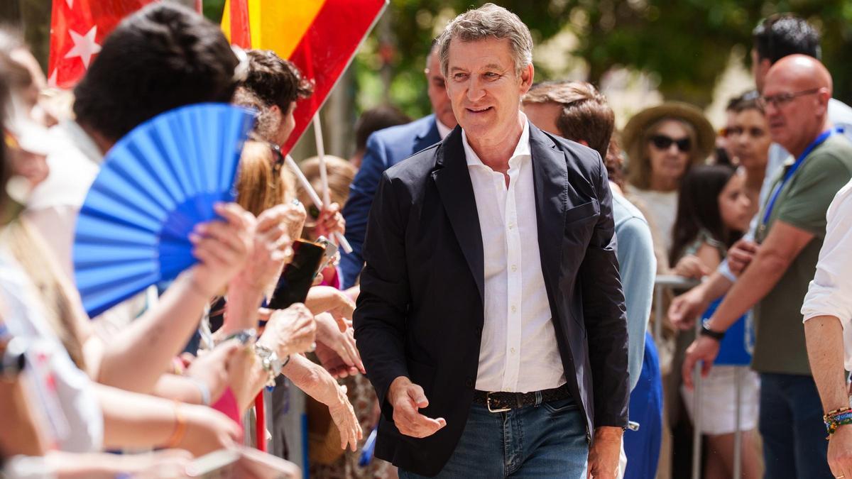 El presidente del Partido Popular, Alberto Núñez Feijóo, a su llegada al acto en el que el Partido Popular hace balance de la gestión del Gobierno de la Comunidad de Madrid en el ecuador de legislatura, en el parque de Berlín, a 1 de junio de 2025, en Mad