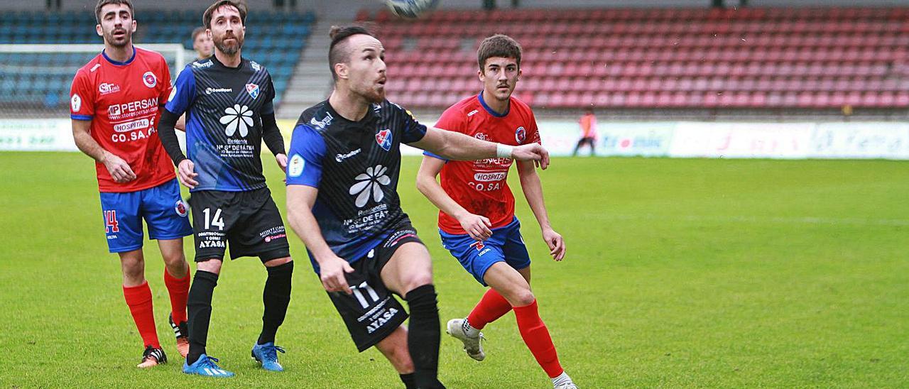 Champi y Charly, de la UD Ourense en O Couto en el partido frente al CD Barco. |  // IÑAKI OSORIO