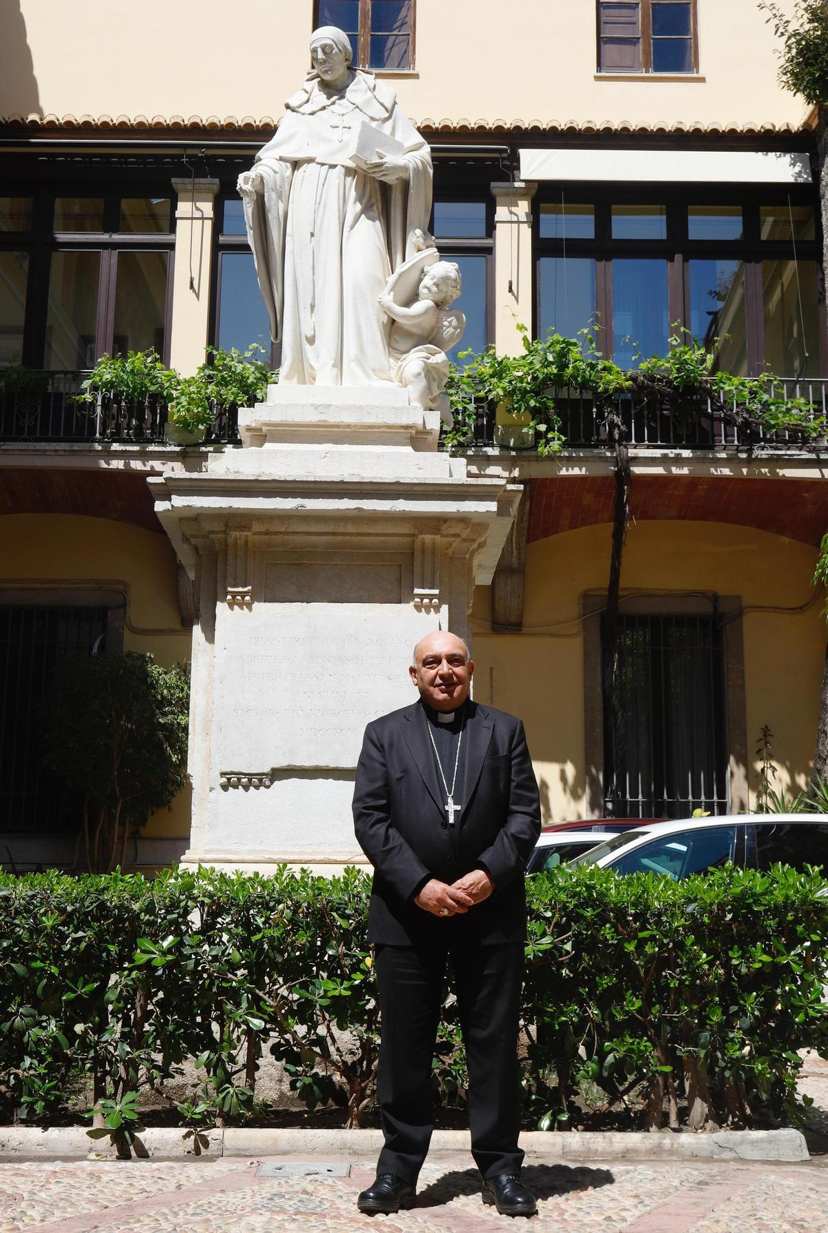 El arzobispo Enrique Benavent frente a la escultura de un agustino en el Palacio Arzobispal.