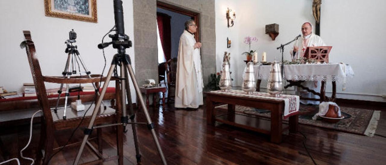 El obispo de la Diócesis de Canarias Francisco Cases, oficia la misa en el Palacio Episcopal, ayer.