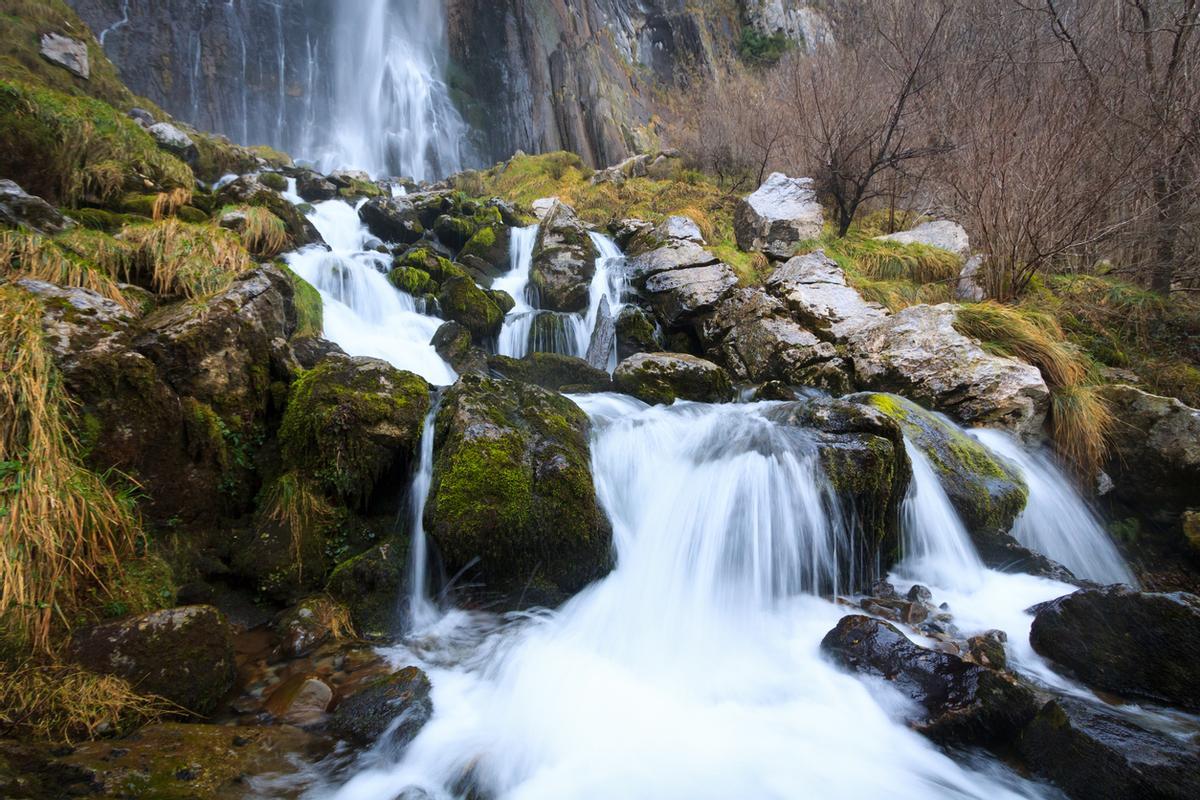 El nacimiento del río Asón, bajo la cascada