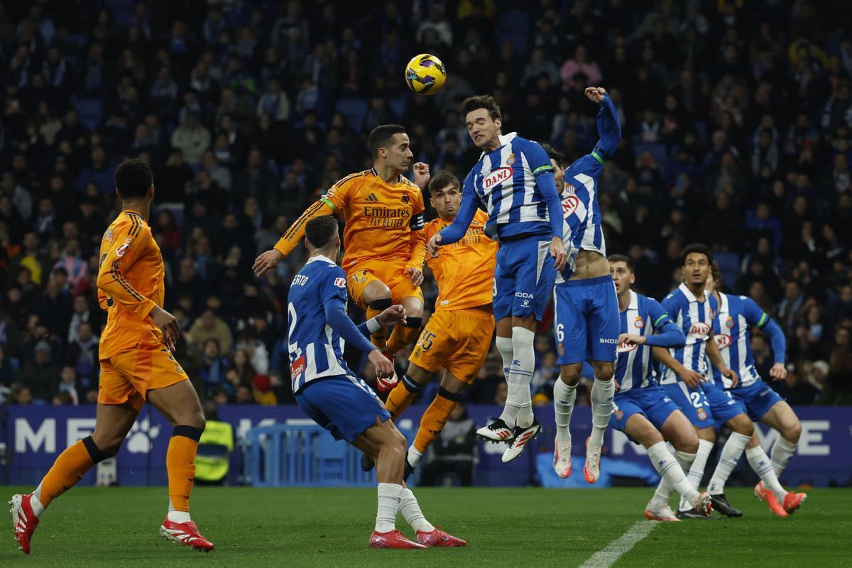 Real Madrids Lucas Vazquez, center left jumps for the ball with Espanyols Urko Gonzalez, centre right, during a Spanish La Liga soccer match between Espanyol and Real Madrid at the Lluis Companys Olympic Stadium in Barcelona, Spain, Saturday Feb.1, 2025. (AP Photo/Joan Monfort) Associated Press/LaPresse. EDITORIAL USE ONLY/ONLY ITALY AND SPAIN