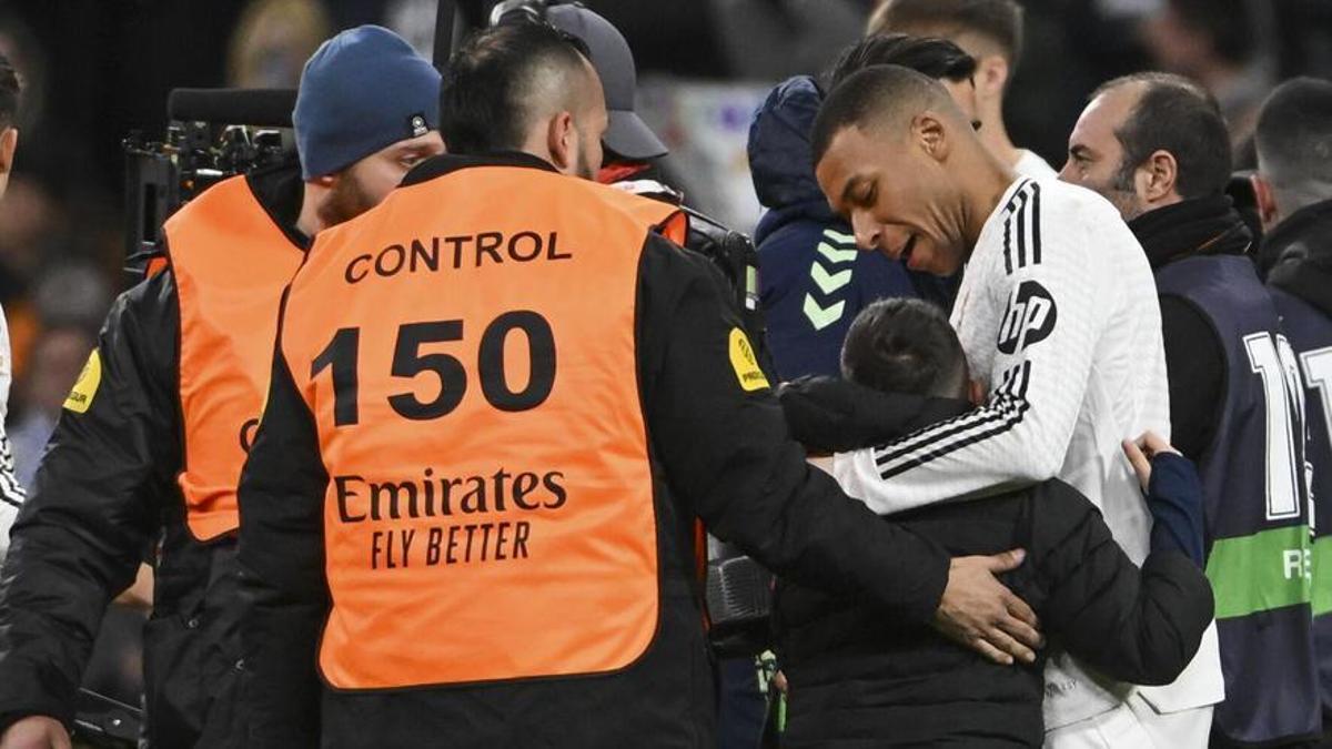 Kylian Mbappé, jugador del Real Madrid, se abraza a un niño después del partido contra la UD Las Palmas.
