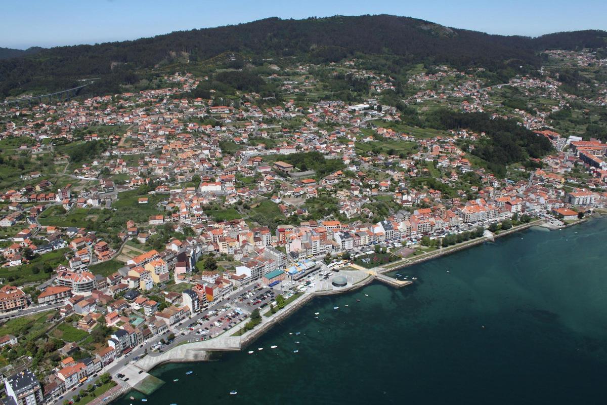 Vista aérea de las edificaciones en primera línea de costa en Moaña.