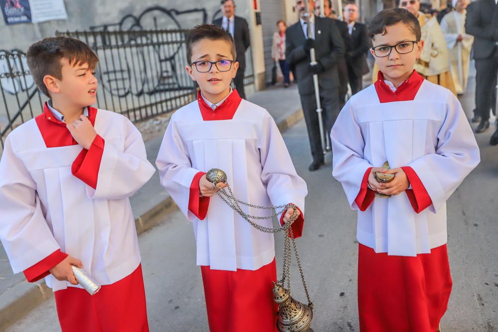 La imagen de San Vicente portada a hombros exclusivamente por varones salió en procesión por las calles de Callosa de Segura, como es tradición cada segundo lunes de Pascua