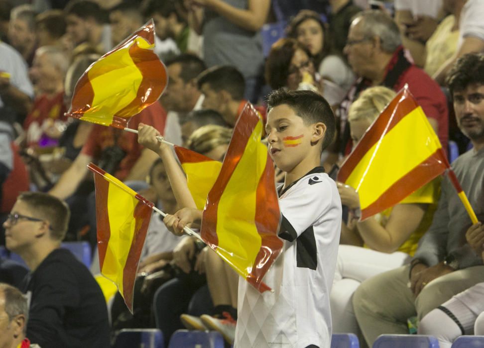 Miles de aficionados no han querido perderse el partido de la Roja