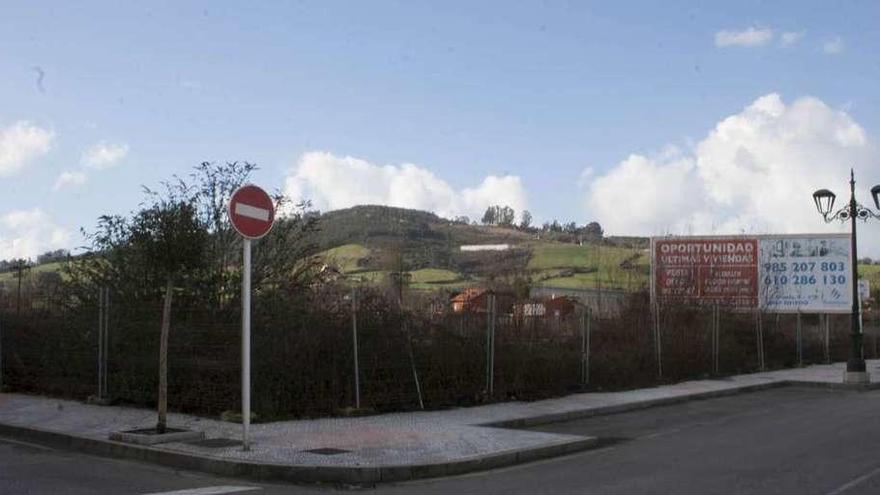 La zona en la que está previsto que se levanten los pisos sociales, en Lugo de Llanera.