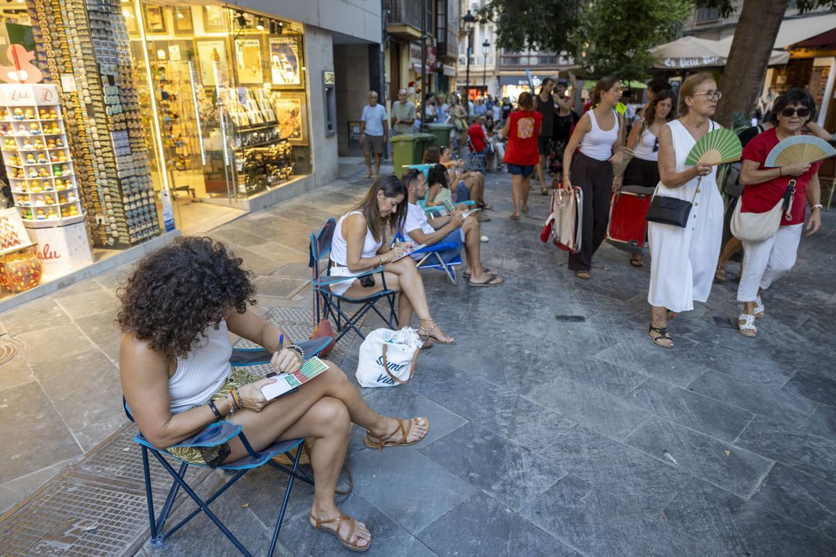 Centenares de personas participan en la cadena ‘a la fresca’ contra la masificación turística en Mallorca