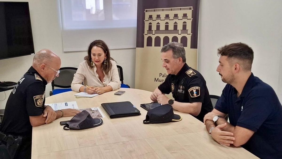 Reunión técnica en el Ayuntamiento para las mejoras a llevar a cabo en Gaetà Huguet.