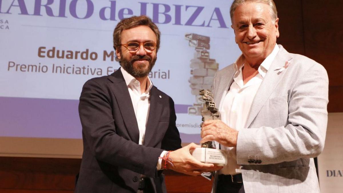 Aitor Moll, consejero delegado de Prensa Ibérica, entrega el premio a la Iniciativa Empresarial a Eduardo Mayol.