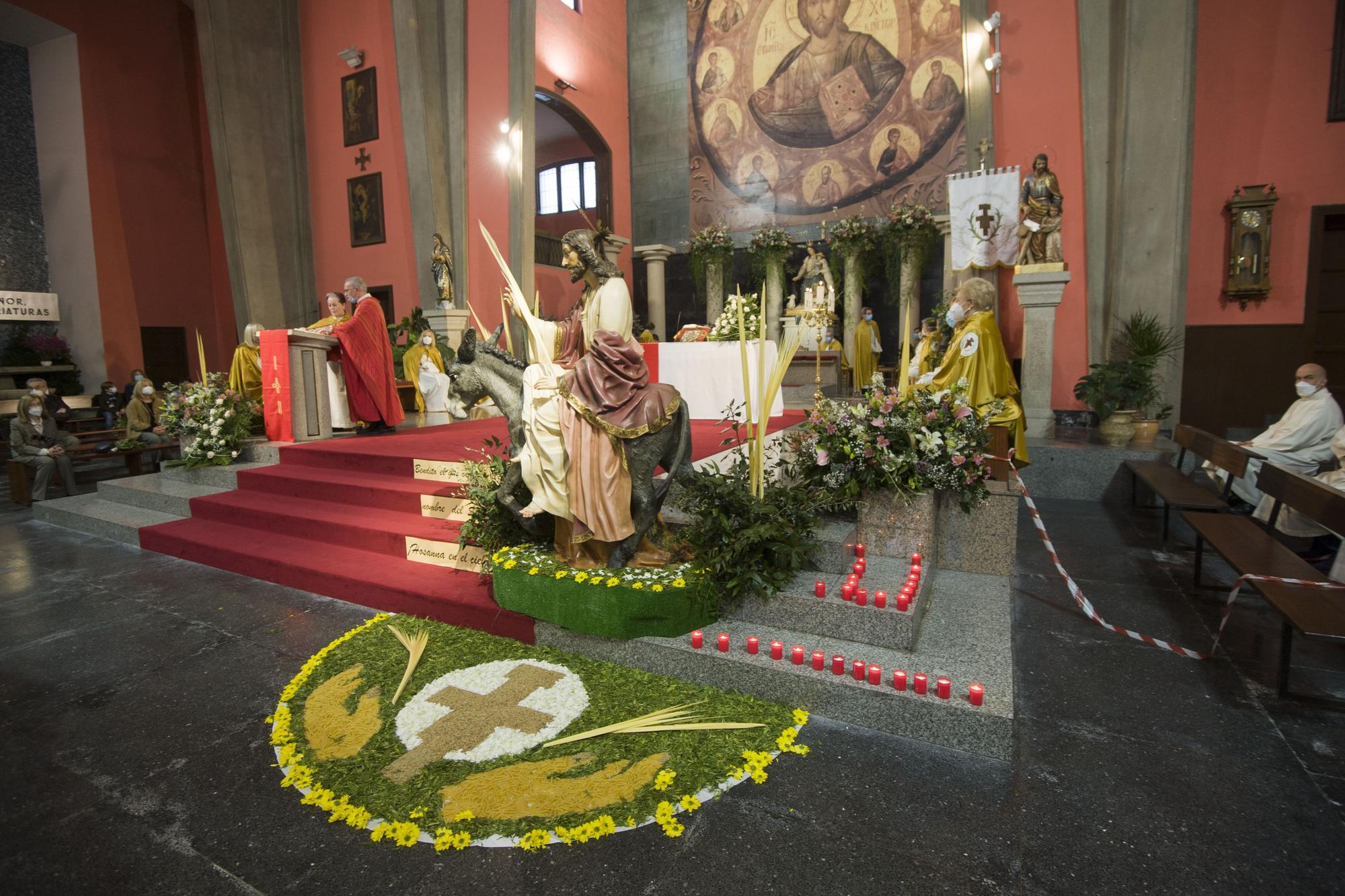 Semana Santa A Coruña 2021 | Misa y bendición de Ramos con La Borriquita en el interior